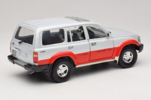 Toyota Land Cruiser J80 Argent Rouge Road Legends 1:18 92098 Métal Moulé — image 3 sur 8