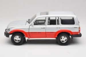 Toyota Land Cruiser J80 Argent Rouge Road Legends 1:18 92098 Métal Moulé — image 4 sur 8