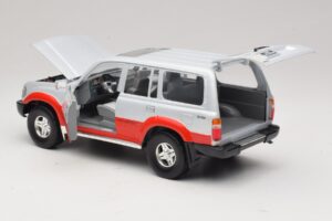 Toyota Land Cruiser J80 Argent Rouge Road Legends 1:18 92098 Métal Moulé — image 5 sur 8