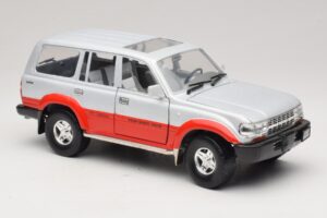 Toyota Land Cruiser J80 Argent Rouge Road Legends 1:18 92098 Métal Moulé — image 6 sur 8