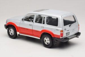 Toyota Land Cruiser J80 Argent Rouge Road Legends 1:18 92098 Métal Moulé — image 7 sur 8
