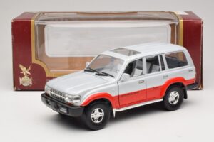Toyota Land Cruiser J80 Argent Rouge Road Legends 1:18 92098 Métal Moulé — image 8 sur 8