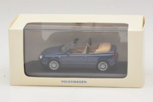 Volkswagen Golf Mk4 Cabriolet Bleu Édition Concessionnaire Minichamps 1:43 GOLF005 Métal Moulé — image 5 sur 5