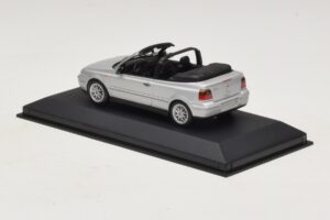 Volkswagen Golf Mk4 Cabriolet Argent Édition Concessionnaire Minichamps 1:43 GOLF004 Métal Moulé — image 3 sur 5
