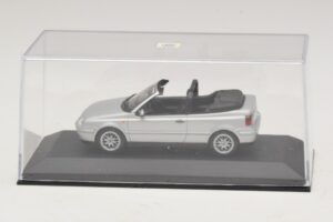 Volkswagen Golf Mk4 Cabriolet Argent Édition Concessionnaire Minichamps 1:43 GOLF004 Métal Moulé — image 4 sur 5