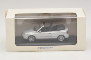 Volkswagen Golf Mk4 Cabriolet Argent Édition Concessionnaire Minichamps 1:43 GOLF004 Métal Moulé — image 5 sur 5