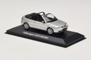 Volkswagen Golf Mk4 Cabriolet Argent Maxichamps 1:43 940058331 Métal Moulé — image 3 sur 5