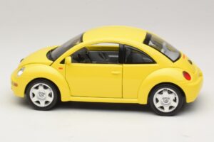 Volkswagen New Beetle A4 Jaune Bburago 1:18 3302 Métal Moulé — image 4 sur 8