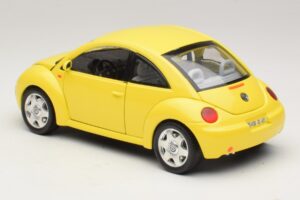 Volkswagen New Beetle A4 Jaune Bburago 1:18 3302 Métal Moulé — image 7 sur 8