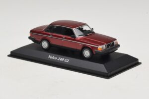Volvo 240 GL Dark Red Metallic Maxichamps 1:43 940171401 Métal Moulé — image 3 sur 5